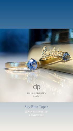 Gullring med sky blue Topas